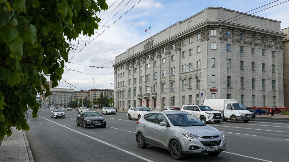 Автомобили на фоне здания городской мэрии в Новосибирске Автомобили на фоне здания городской мэрии в Новосибирске