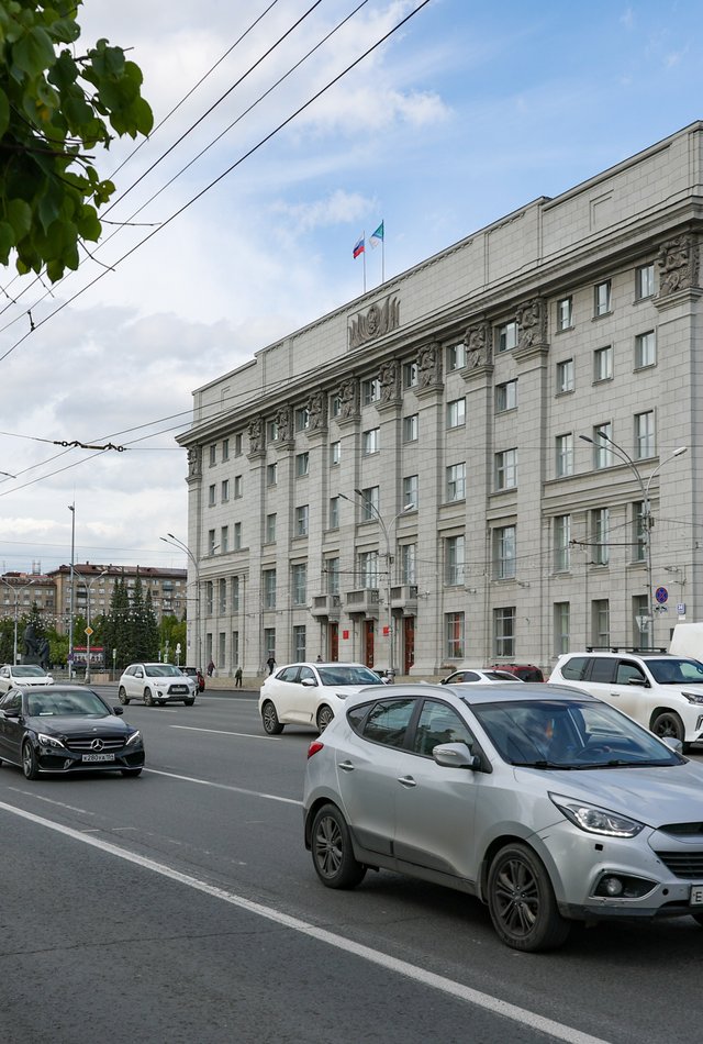 Автомобили на фоне здания городской мэрии в Новосибирске
