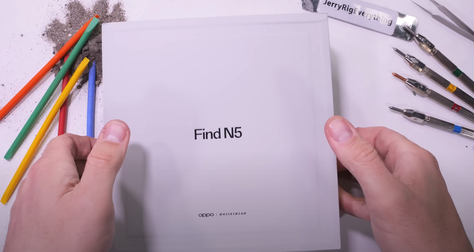 OPPO Find N5 в коробке OPPO Find N5 в коробке