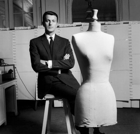 Юбер де Живанши в своей мастерской, 1960 год