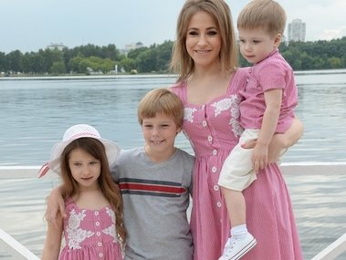 Slide image for gallery: 5410 | Юлия Барановская, экс-супруга футболиста Андрея Аршавина, с тремя детьми