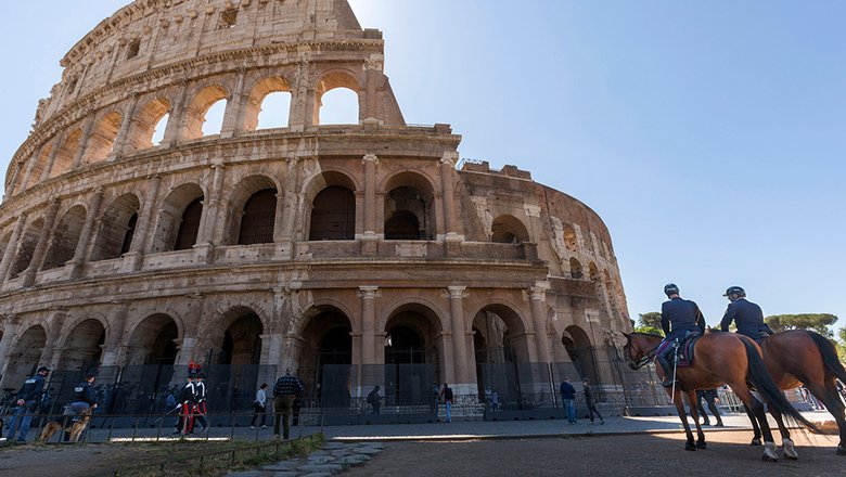 Полиция следит за порядком у открывшегося к посещению римского Колизея, Италия