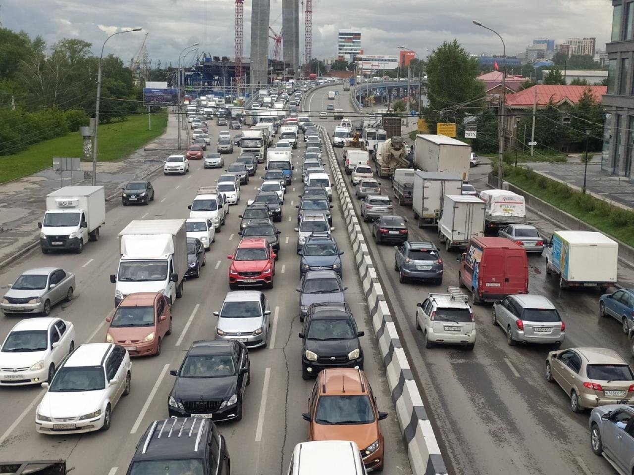 В Новосибирске водители пожаловались на многочасовые пробки на улице  Аэропорт - Новости Mail.ru