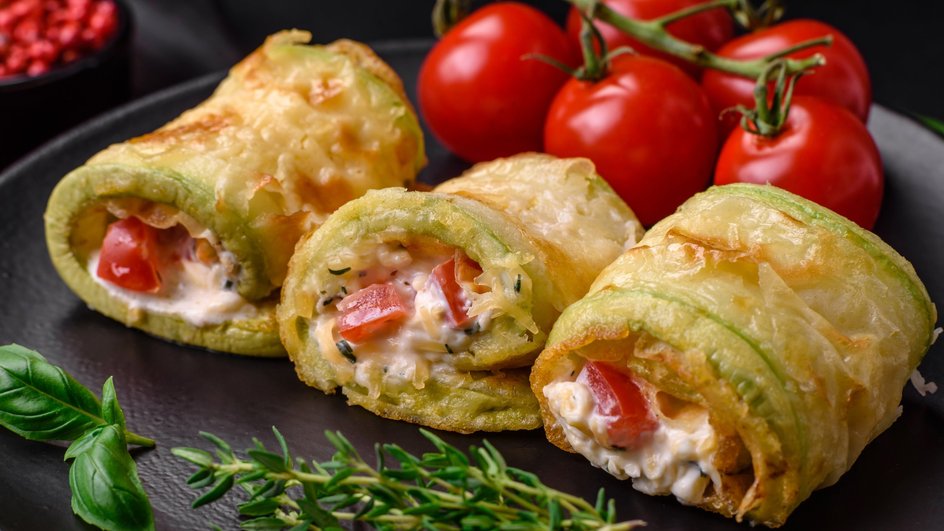 Рулетики из кабачка с сыром и чесноком Рулетики из кабачка с сыром и чесноком