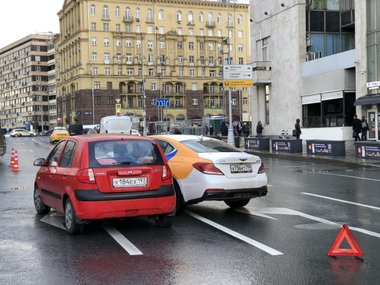 Последствия ДТП с участием автомобиля каршеринга на Пушкинской площади