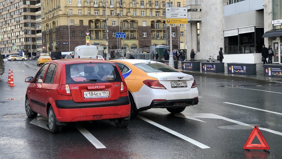 Последствия ДТП с участием автомобиля каршеринга на Пушкинской площади