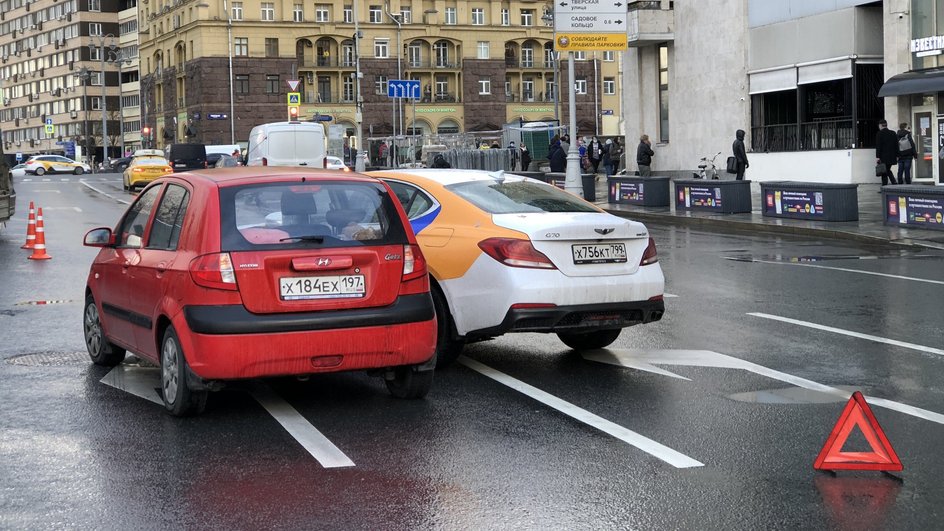 Последствия ДТП с участием автомобиля каршеринга на Пушкинской площади