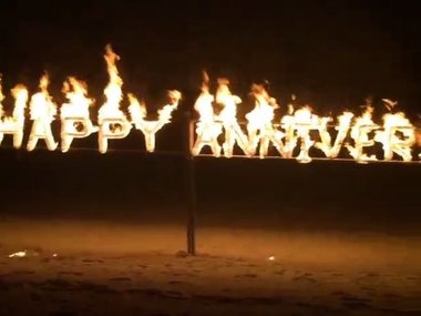 Slide image for gallery: 4650 | Федор Смолов действительно очень постарался ради любимой. Когда на пляже стемнело, футболист зажег при помощи факела надпись «Счастливой годовщины!»