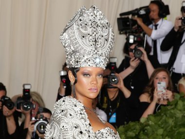 Рианна на Met Gala в 2018 году, образ от Джона Гальяно Рианна на Met Gala в 2018 году, образ от Джона Гальяно