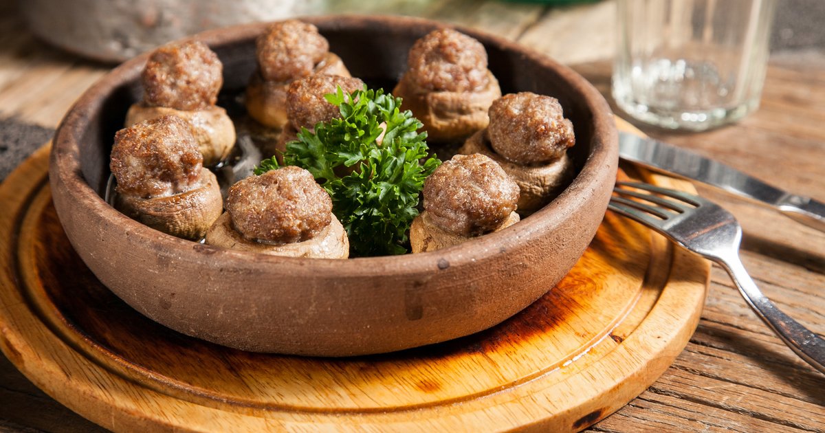 Грибы с мясом. Холодные закуски из грибов. Закуска с шампиньонами. Грибы фаршированные подача. Фаршированные шампиньоны блюдо.