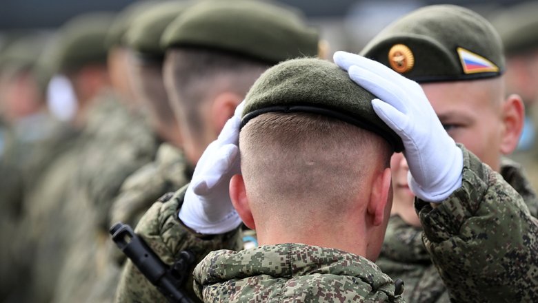 Военнослужащие перед началом генеральной репетиции военного парада в честь Победы в Великой Отечественной войне. Военнослужащие перед началом генеральной репетиции военного парада в честь Победы в Великой Отечественной войне.