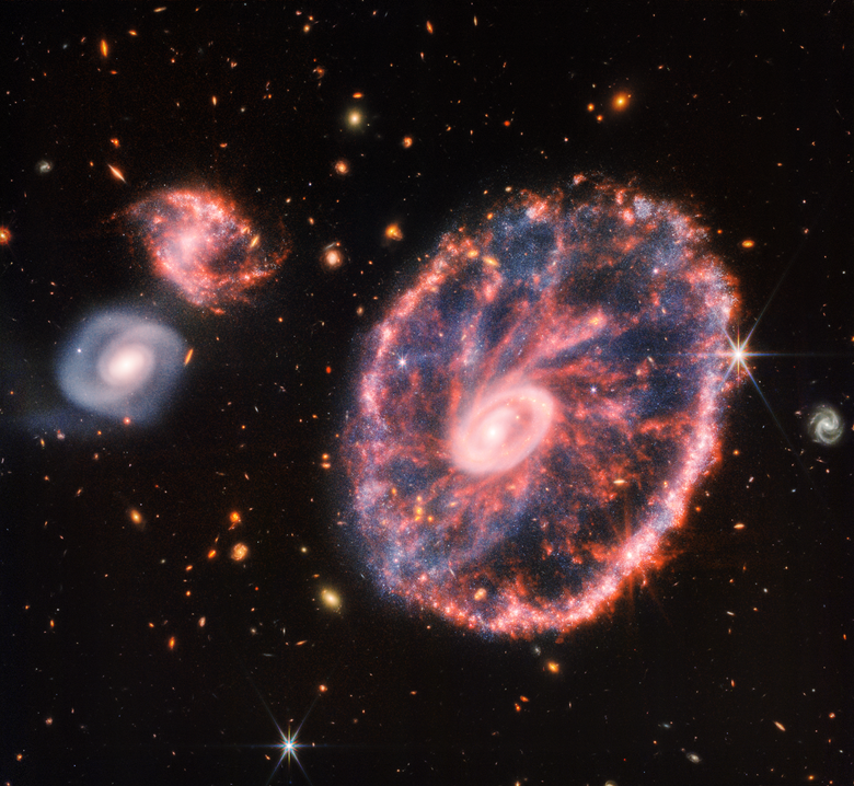 Яркое ядро галактики ​​содержит огромное количество горячей пыли, а в самых ярких областях находятся гигантские молодые звездные скопления. С другой стороны, во внешнем кольце, которое расширялось примерно 440 млн лет, преобладают процессы звездообразования и сверхновых. Фото: NASA