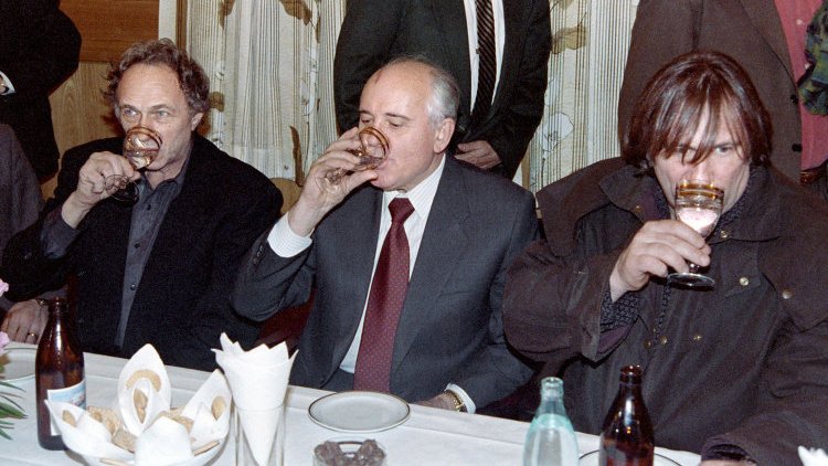 Пьер Ришар и Жерар Депардье выпивают с Михаилом Горбачевым