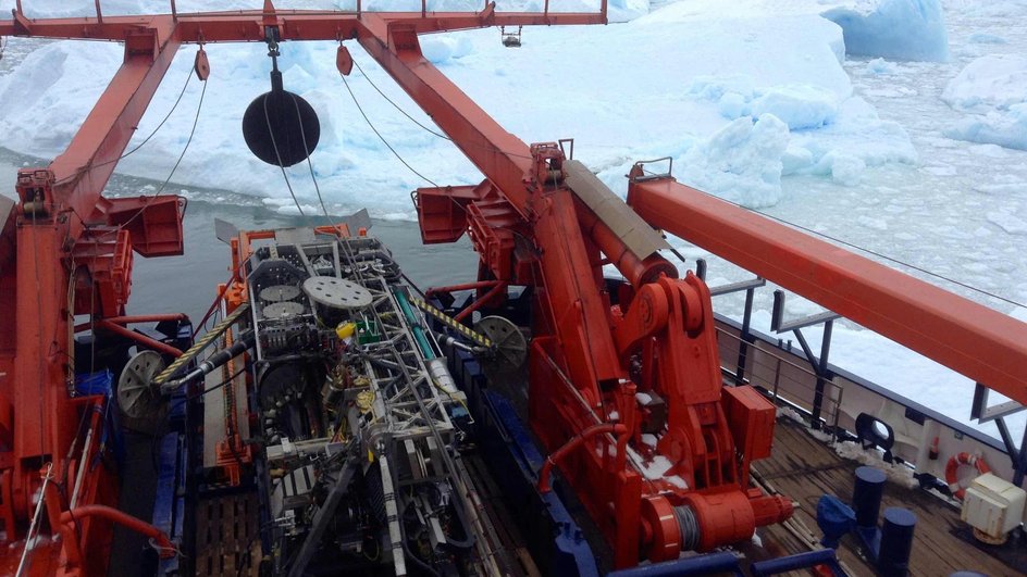 Исследователи на борту научно-исследовательского судна Polarstern с помощью современного бурового оборудования обнаружили древнюю реку в Западной Антарктиде, существовавшую 40 млн лет назад