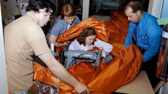 Знаменитая фотография Айлин Бейкер, шьющей &quot;зонтик&quot; для &quot;Скайлэб&quot;. Фото: NASA
