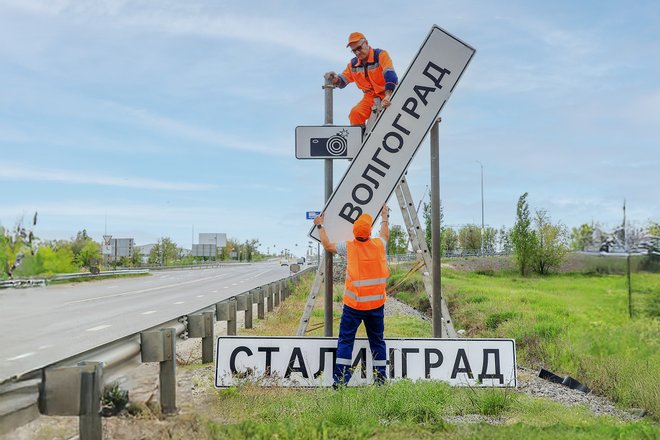 Установка въездных дорожных знаков "Сталинград" в Волгограде Установка въездных дорожных знаков "Сталинград" в Волгограде