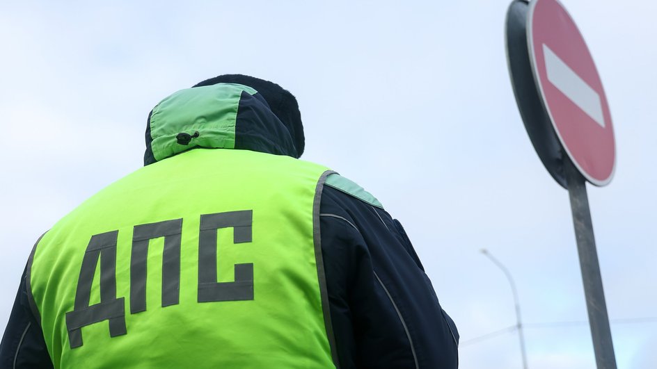 Полицейский во время рейда сотрудников ГИБДД Полицейский во время рейда сотрудников ГИБДД