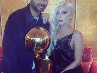 Slide image for gallery: 4420 | А Леди Гага отлично провела один из вечеров на этой неделе — встречалась с баскетболистами NBA. На этом фото она изображена с Тони Паркером, который по совместительству является бывшим мужем Евы Лонгории