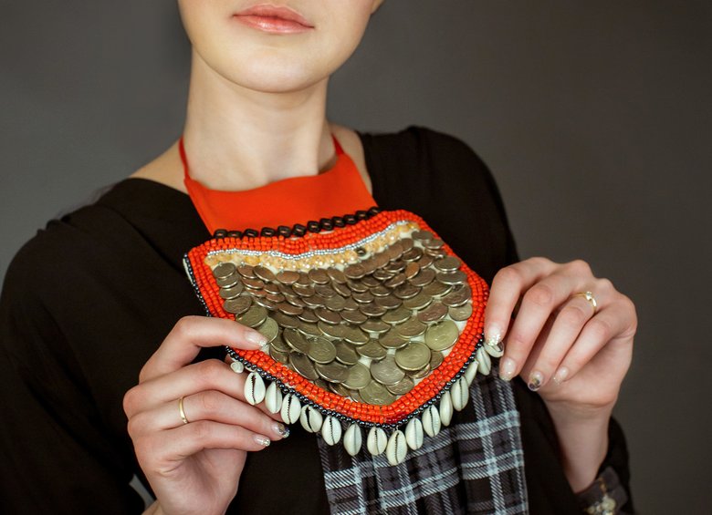 Мониста ручной работы из монет, ракушек каури и бисера; Фото: Виктория Давиденко
