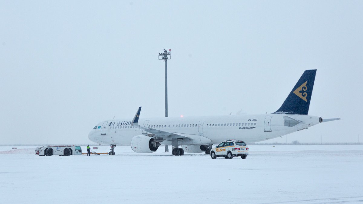 Задержку десятков рейсов в Алматы прокомментировали в компании Air Astana -  Новости Mail.ru