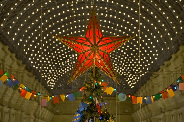 <figcaption> Основание СССР внесло много изменений в традиции празднования Нового года </figcaption> 