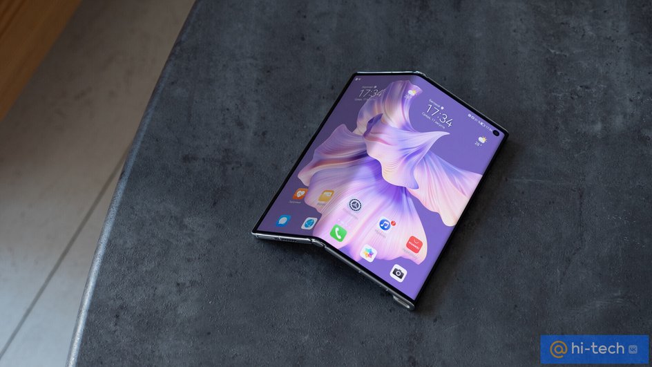 Смартфон Huawei Mate Xs 2 лежит на столе