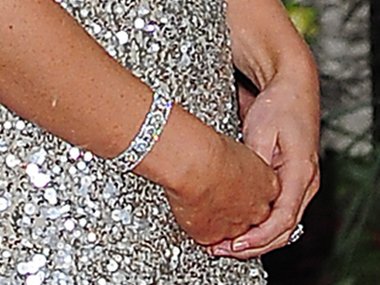 Slide image for gallery: 3243 | Комментарий lady.mail.ru: Из аксессуаров Кейт выбрала только бриллиантовый браслет – ее блестящее платье большего и не требовало