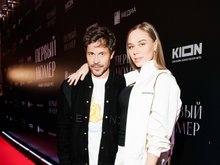 Павел Деревянко с возлюбленной на премьере сериала «Первый номер», фото: пресс-служба