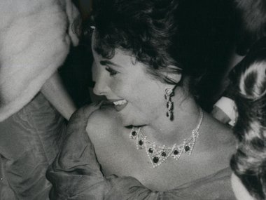 Slide image for gallery: 14607 | Но первое значимое украшение она получила в 1956 году, когда продюсер Майк Тодд предложил ей руку и сердце.