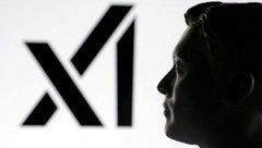 На иллюстрации изображена напечатанная на 3D-принтере миниатюрная модель Илона Маска и логотип xAI