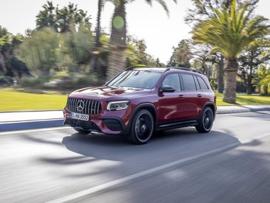 slide image for gallery: 25371 | Mercedes GLB AMG