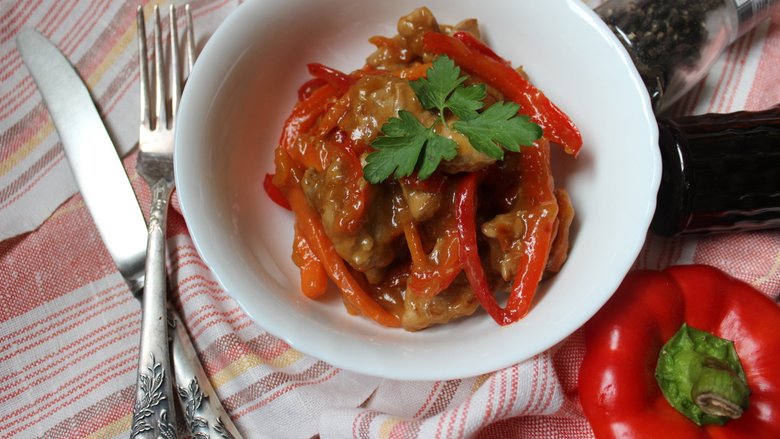 Мясо по тайски с овощами, соевым соусом и болгарским перцем