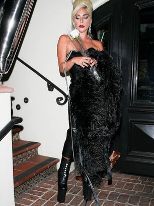 Slide image for gallery: 10883 | Леди Гага. Русские фанаты невзлюбили Гагу после того как, по слухам, она закрутила роман с актером Брэдли Купером. Согласно последним новостям в некоторых СМИ, Гага уже переехала к Куперу домой, и теперь они живут вместе. К