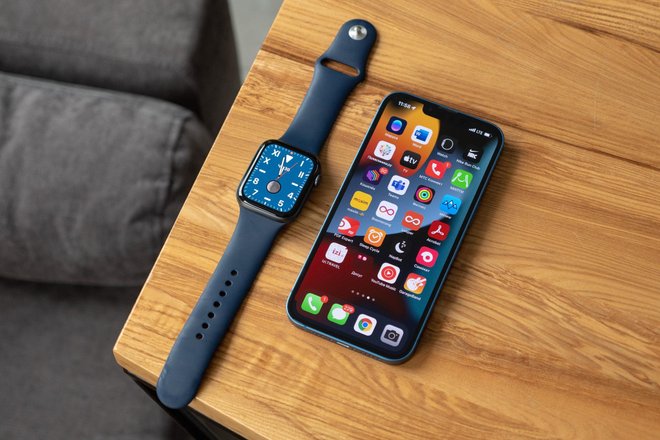 Apple iPhone 13 и Apple Watch 6