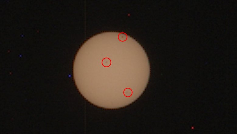 На этом изображении, полученном левой камерой Mastcam-Z Perseverance, видны как минимум три больших солнечных пятна. Фото: NASA/JPL-Caltech/ASU