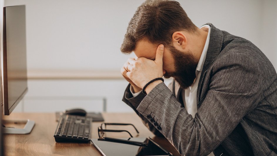 Мужчина усталый на работе Мужчина усталый на работе