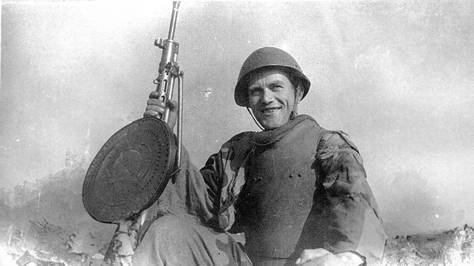 Гвардии старший сержант Боготников.