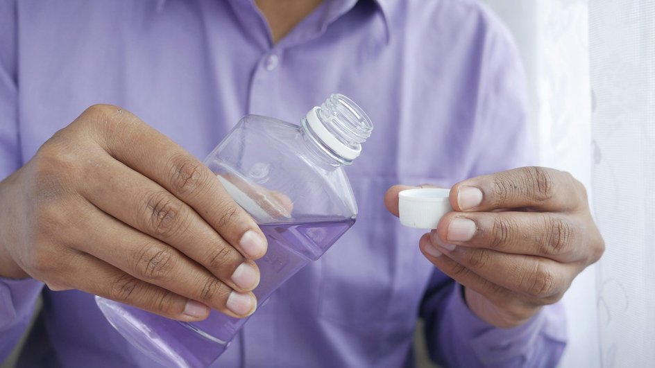 Регулярное использование ополаскивателя для рта со спиртом в составе привело к росту условно-патогенных бактерий