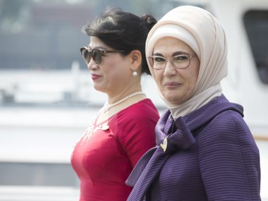 Slide image for gallery: 7279 | Первая леди Индонезии Ириана Джоко Видодо и первая леди Турции Эмине Эрдоган