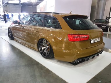 slide image for gallery: 23730 | Неформалы московской автомобильной выставки. Audi, BMW и Mercedes-Benz