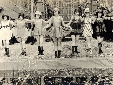 Slide image for gallery: 16008 | «Купающиеся красавицы» Сеннета, девушки, выступающие в купальных костюмах, 1919 г. | Фото: legion-media.ru