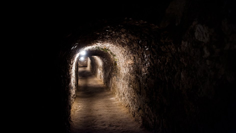 Подземный кирпичный коридор бомбоубежища