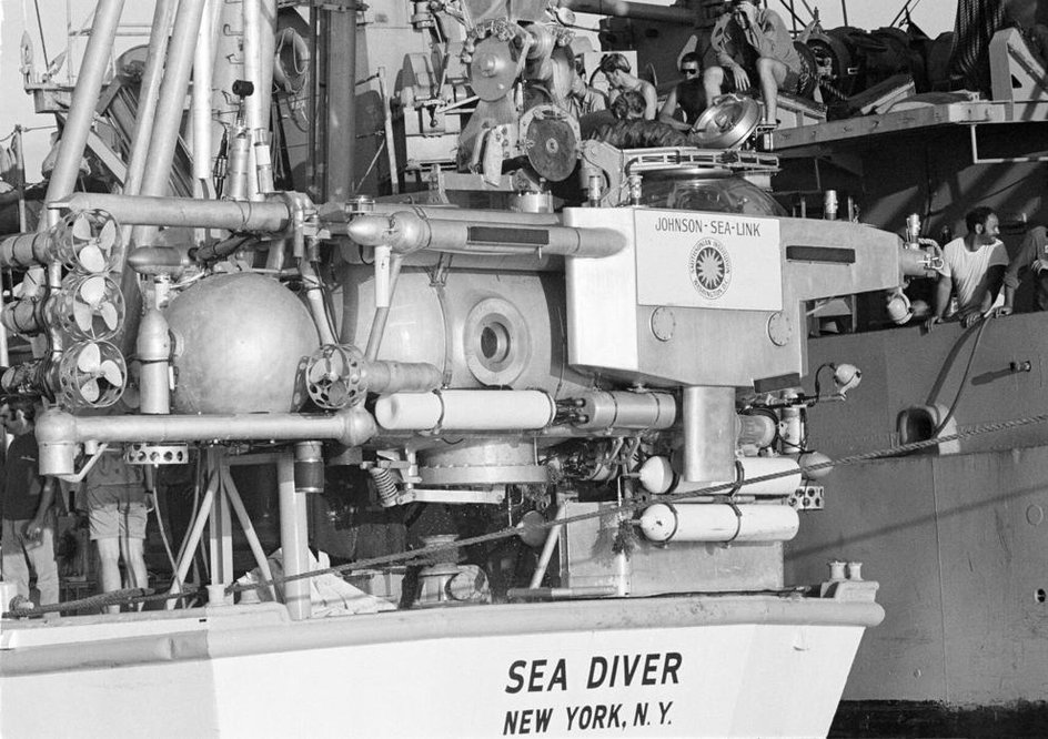 Глубоководный аппарат Johnson Sea Link на борту судна Sea Diver.