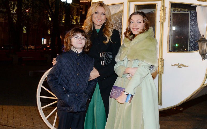 Анжелика Агурбаш с дочкой и сыном