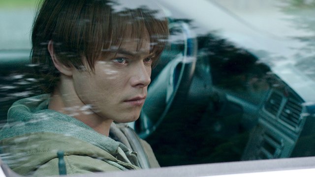 Чарли Хитон в фильме «Взаперти»