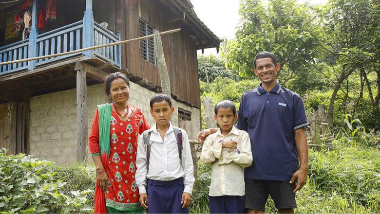 Непальская семья перед своим домом. Благодаря совместной программе ООН семья смогла увеличить свой доход, перейдя с выращивания зерновых на выращивание ценных сортов овощей