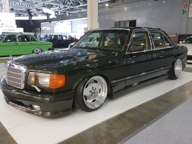 slide image for gallery: 23734 | Неформалы московской автомобильной выставки. Ретро