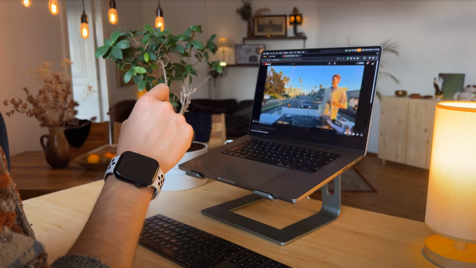 пользователь управляет MacBook с помощью WowMouse