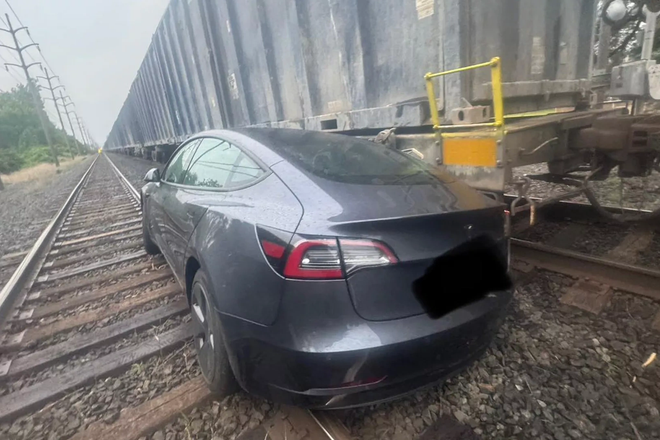 Tesla заехала на рельсы под управлением автопилота Tesla заехала на рельсы под управлением автопилота
