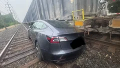 Tesla заехала на рельсы под управлением автопилота